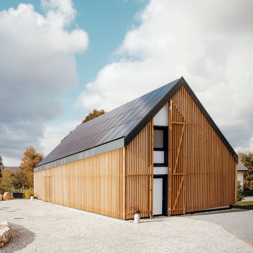 Terra.Hub:: modernes Haus mit Holzvertäfelung und Solaranlage auf dem Dach