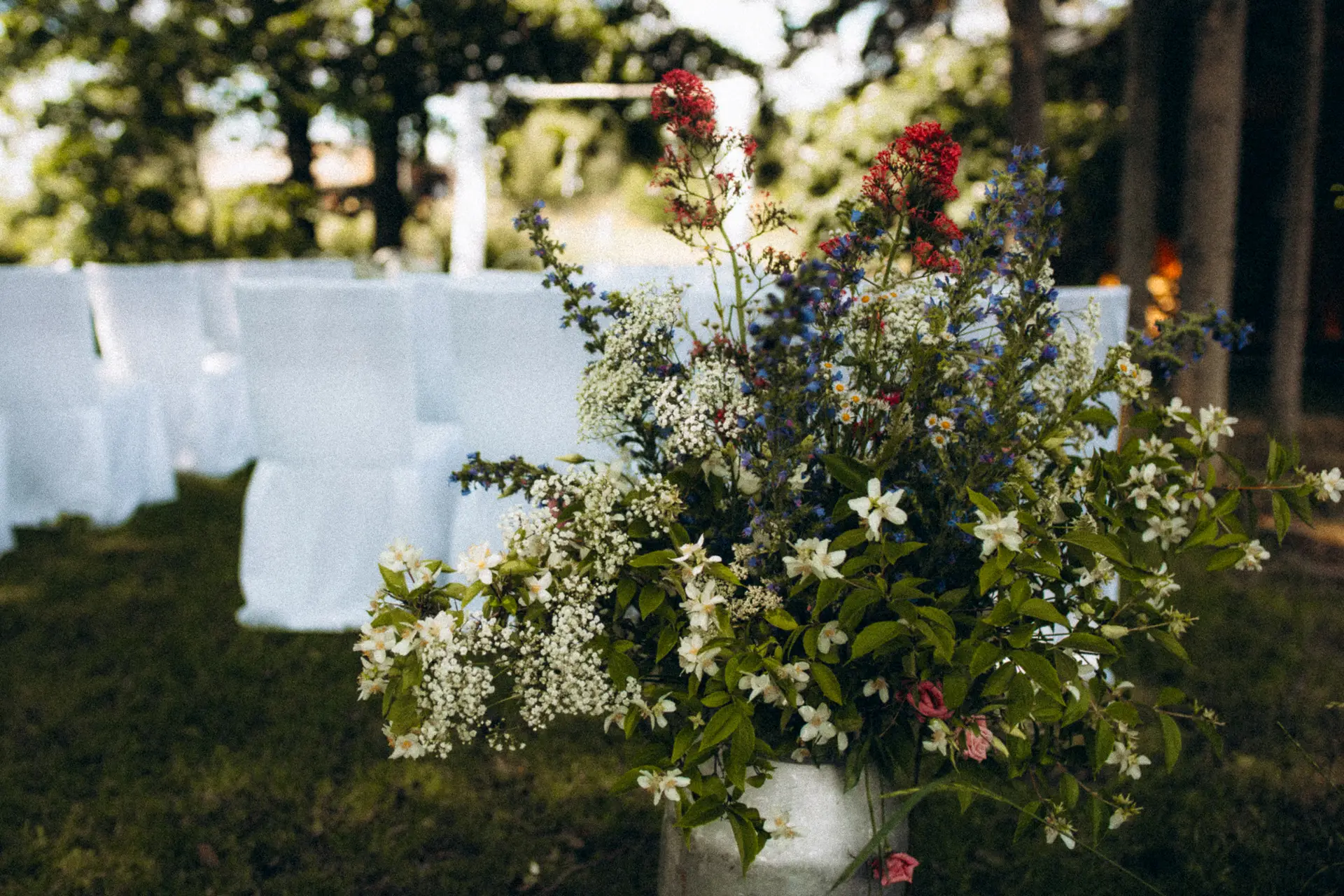Ein Strauss Bluhmen mit der Hochzeitskulisse im Hintergrund