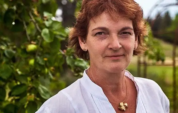 Portrait Ines Herold: Frau im mittleren Alter mit kurzen, roten Haaren