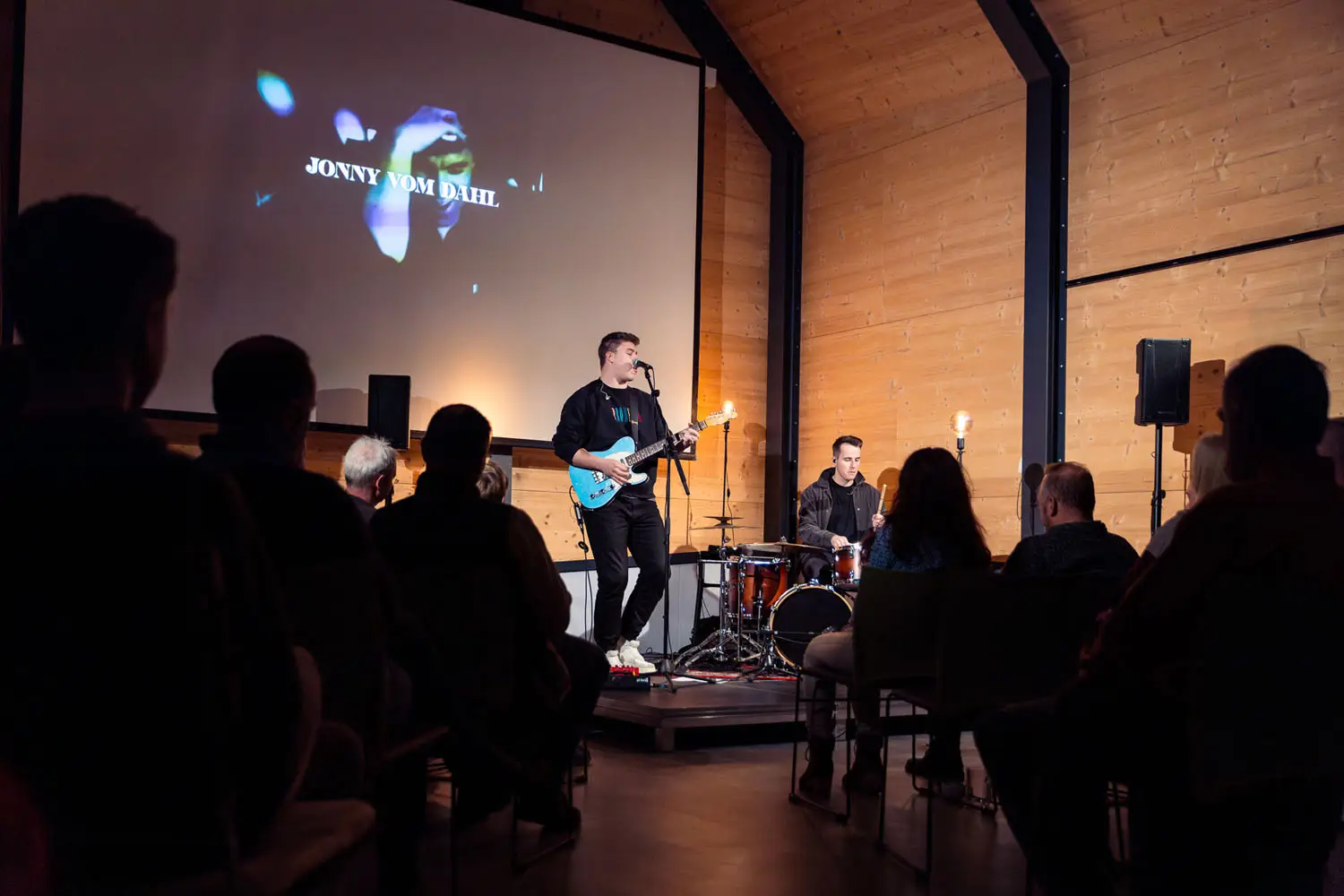 Jonny vom Dahl spielt Guitarre und singt.