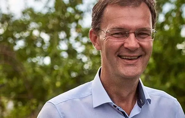 Portrait Roger Herold: Mann mittleren Alters mit blauem Hemd
