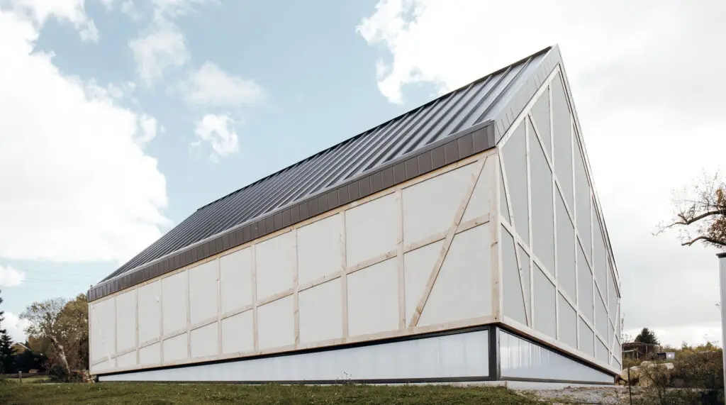 Außenansicht des Terra.Hubs während der Bauphase. Haus mit Holzfachwerk und Dachkonstruktion, noch ohne Holzvertäfelung.