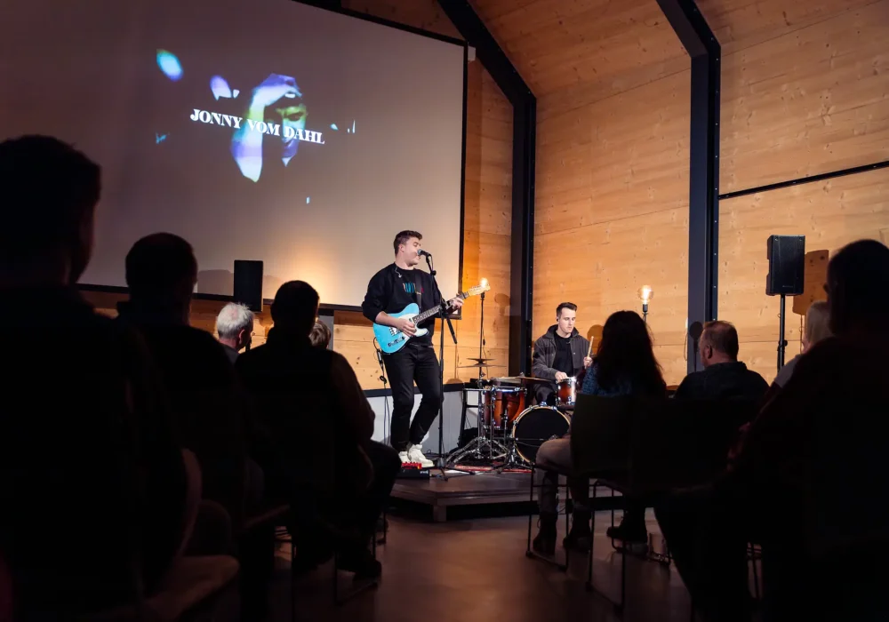 Jonny vom Dahl spielt Guitarre und singt.