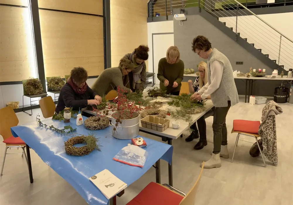 Frauen basteln im Terra.Hub gemeinsam Weihnachtsfloristik