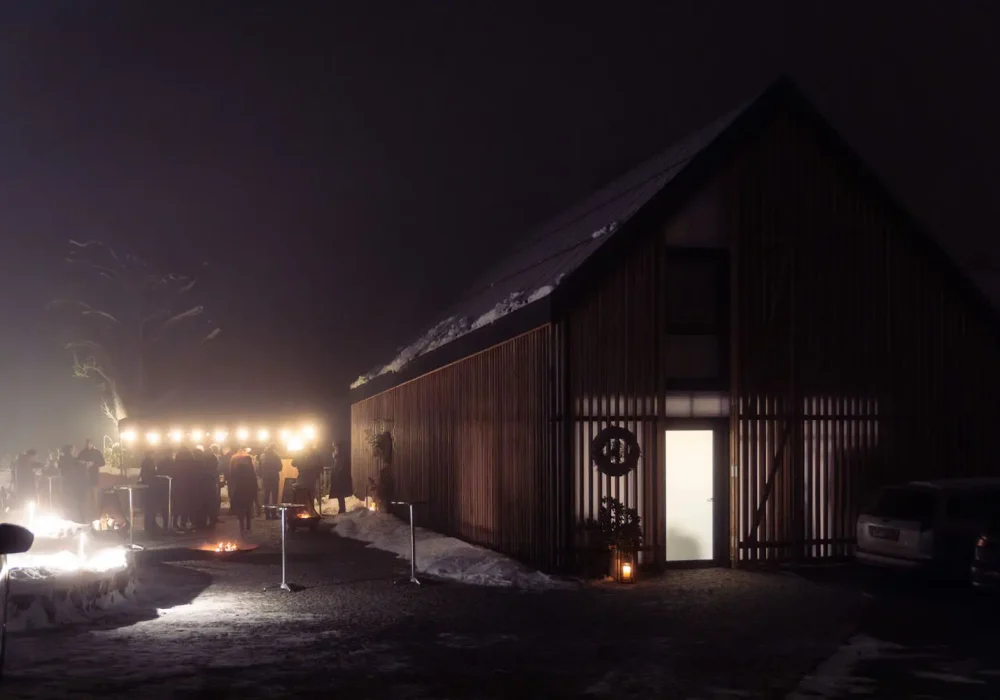 Das Gebäude Terra.Hub bei Nacht im Winter.
