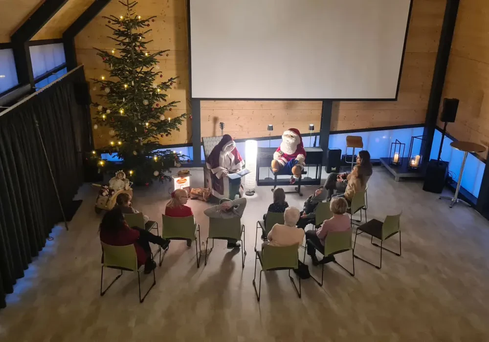 Der Nikolaus ließt Kindern eine Weihnachtsgeschichte vor