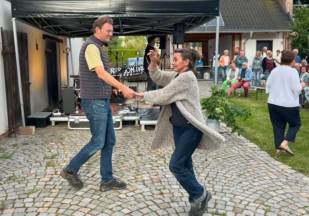 tanzende Gäste vor der Bühne von Jonny vom Dahl